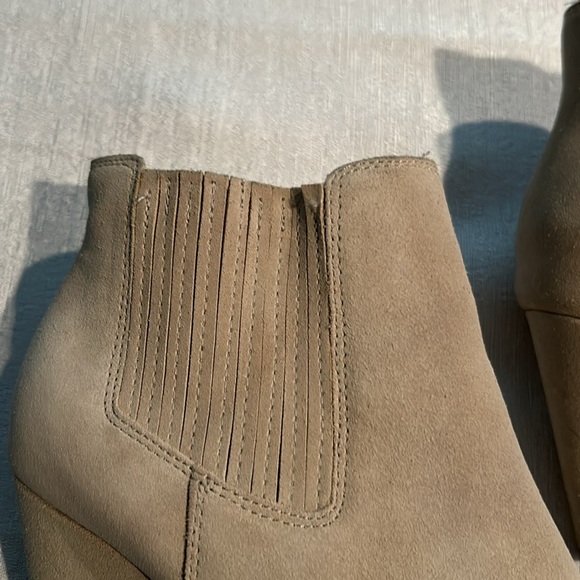 Saks Fifth Avenue Women’s Ankle Booties Cream Color W/ Fur lined inside Size 5 - Picture 4 of 16